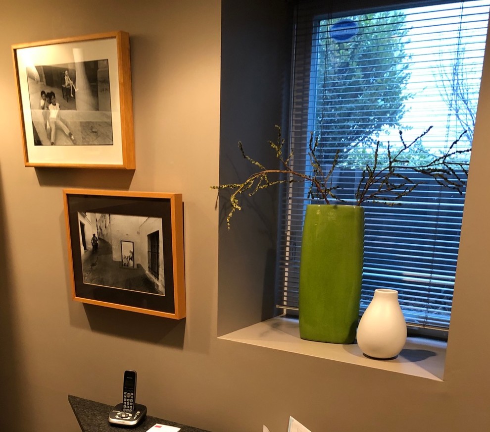 Diseño de despacho minimalista de tamaño medio con suelo de baldosas de cerámica, escritorio independiente y suelo gris