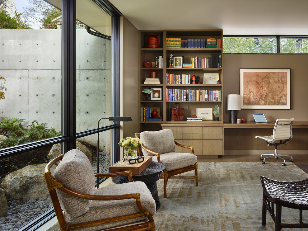 シアトルにあるコンテンポラリースタイルのおしゃれなホームオフィス・書斎 (茶色い壁、無垢フローリング、造り付け机、茶色い床) の写真