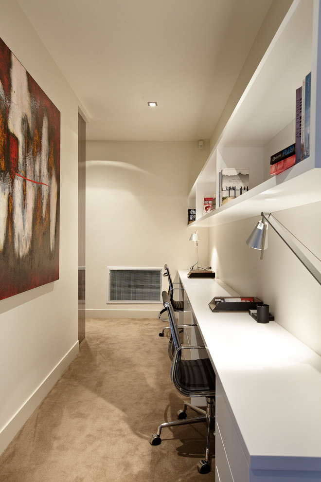 Aménagement d'un petit bureau contemporain avec un mur beige, moquette et un bureau intégré.