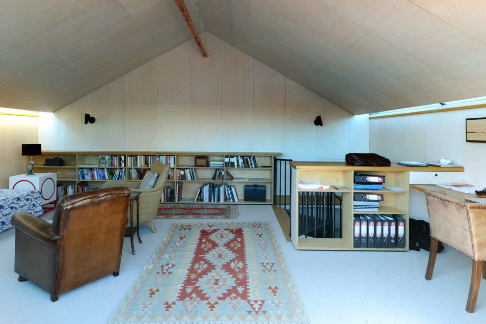 Diseño de despacho escandinavo pequeño con paredes beige, moqueta, escritorio empotrado y suelo beige