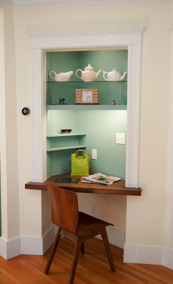 Diseño de despacho vintage de tamaño medio sin chimenea con suelo de madera en tonos medios y paredes azules