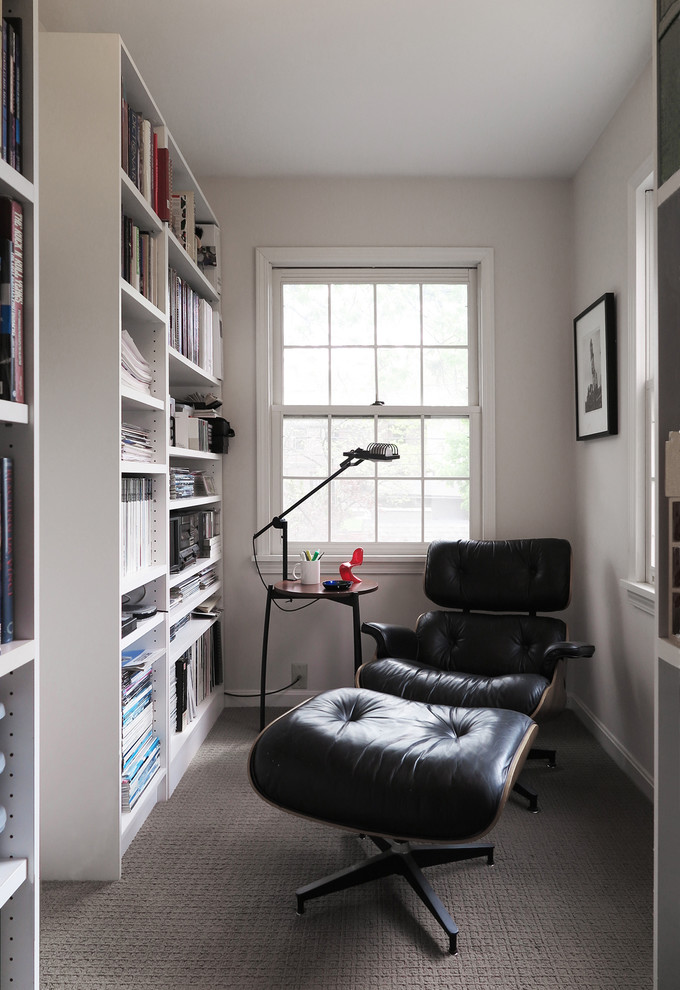 Foto de despacho actual pequeño con paredes blancas, moqueta y escritorio independiente