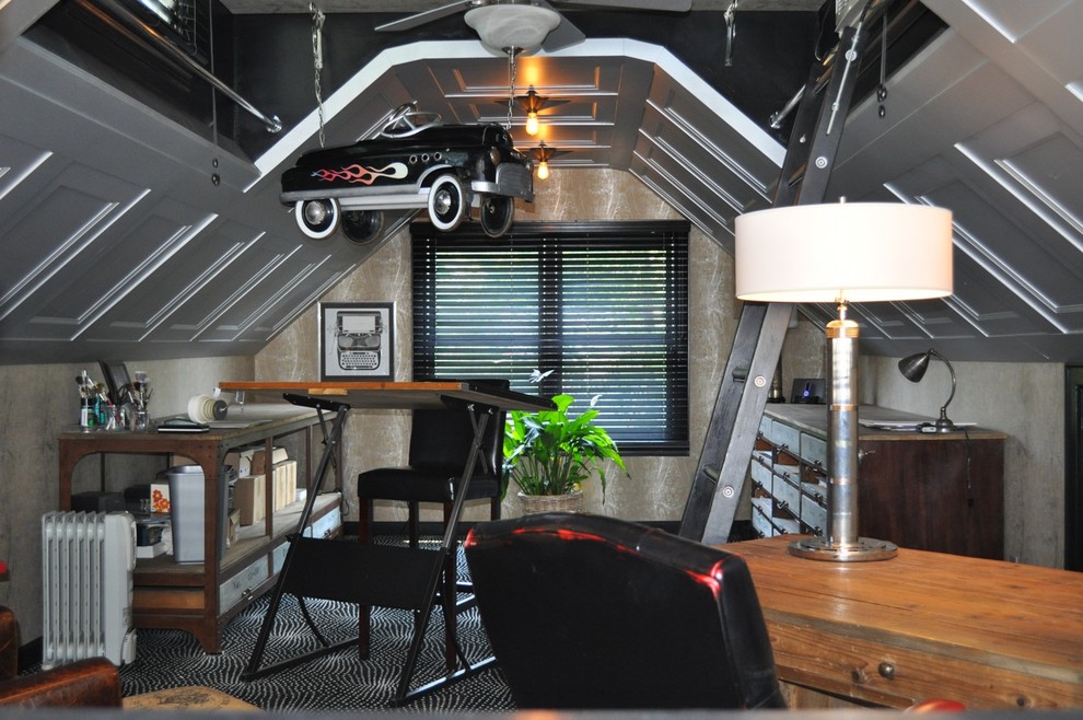 На фото: кабинет в стиле кантри с серыми стенами, ковровым покрытием и отдельно стоящим рабочим столом с