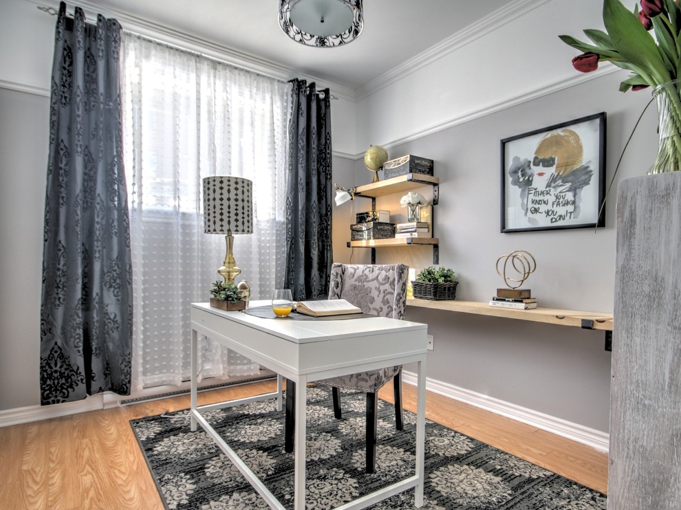 Idéer för ett mellanstort klassiskt arbetsrum, med grå väggar, ljust trägolv och ett fristående skrivbord