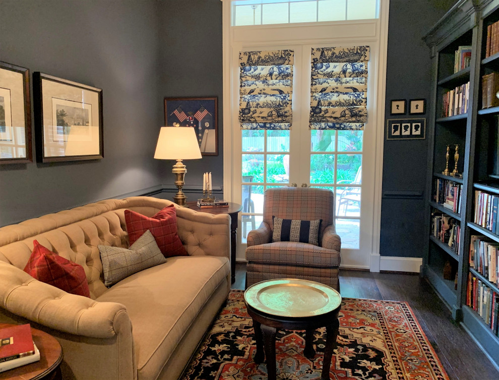 ヒューストンにあるお手頃価格の小さなトラディショナルスタイルのおしゃれなホームオフィス・書斎 (ライブラリー、青い壁、無垢フローリング、茶色い床、羽目板の壁) の写真