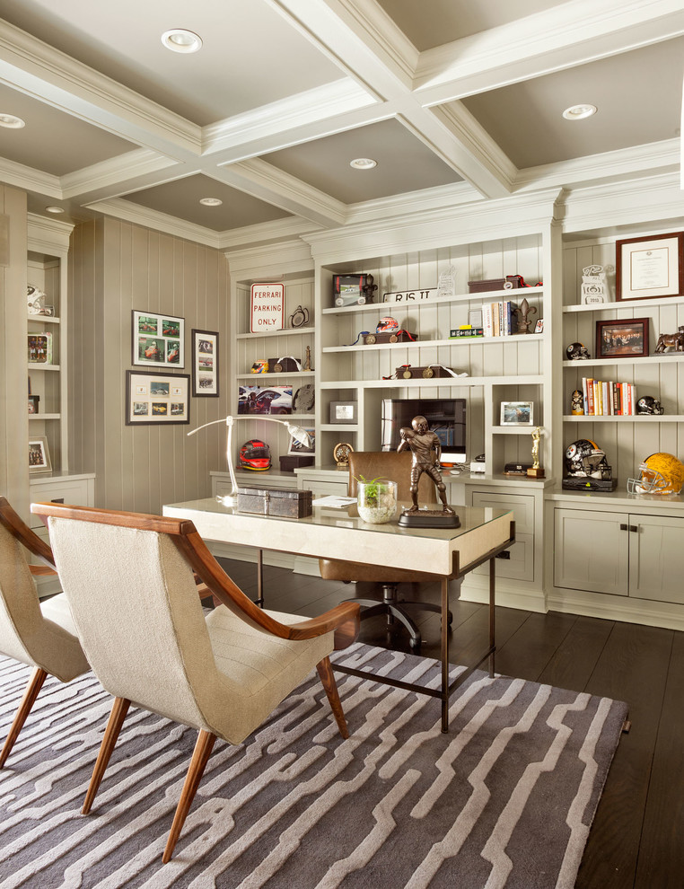 Foto de despacho clásico de tamaño medio con paredes grises, suelo de madera oscura y escritorio independiente