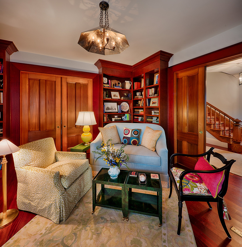 ボストンにある中くらいなトラディショナルスタイルのおしゃれなホームオフィス・書斎 (ライブラリー、無垢フローリング、青い床) の写真