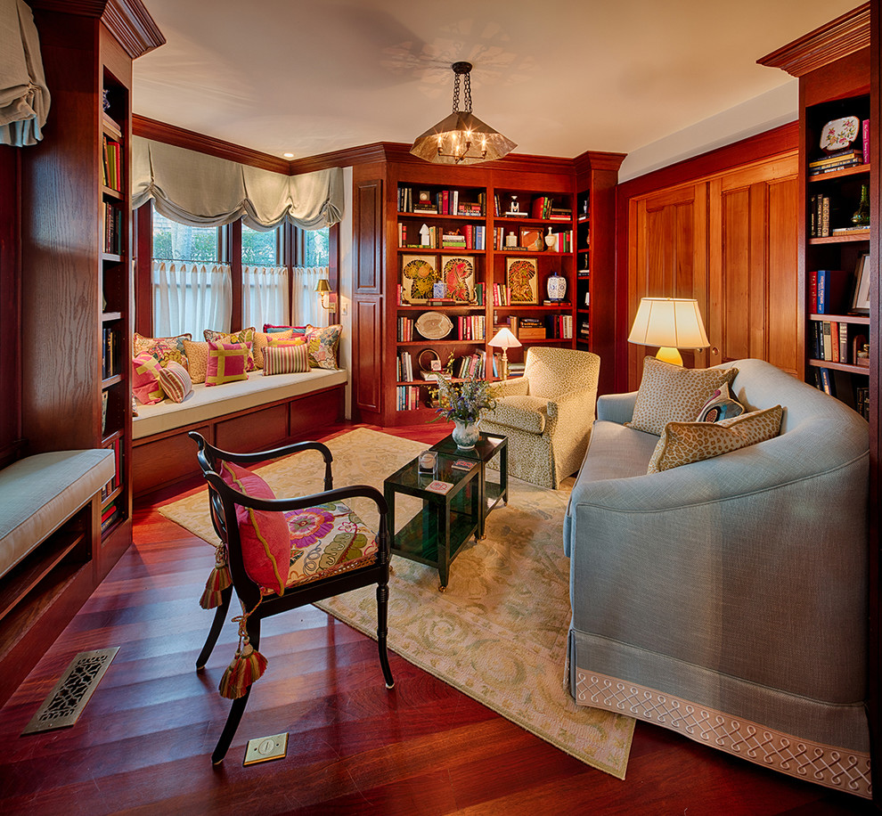 Идея дизайна: домашняя библиотека среднего размера в классическом стиле с паркетным полом среднего тона и синим полом
