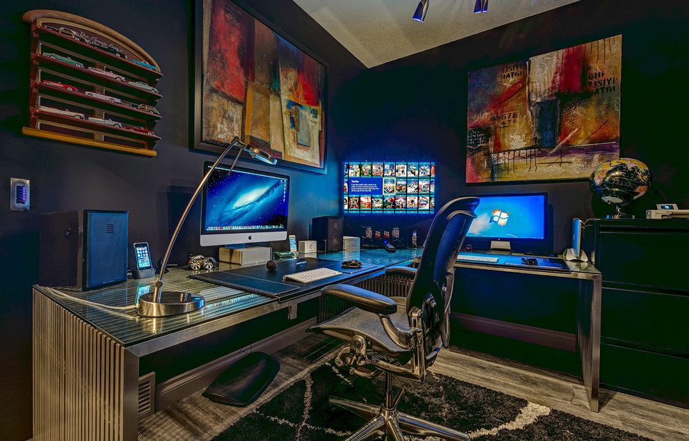 Esempio di un piccolo ufficio contemporaneo con pareti nere, parquet scuro e scrivania autoportante