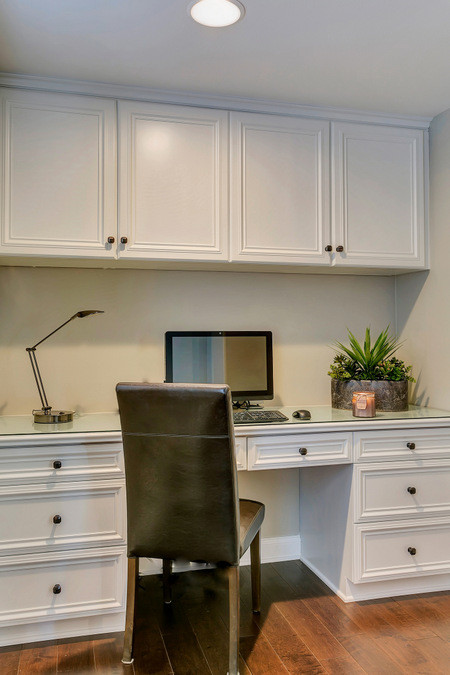 Idéer för ett litet klassiskt arbetsrum, med beige väggar, mellanmörkt trägolv och ett inbyggt skrivbord