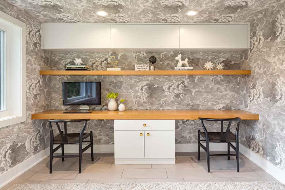 Идея дизайна: кабинет в современном стиле с серыми стенами, встроенным рабочим столом, серым полом, потолком с обоями и обоями на стенах