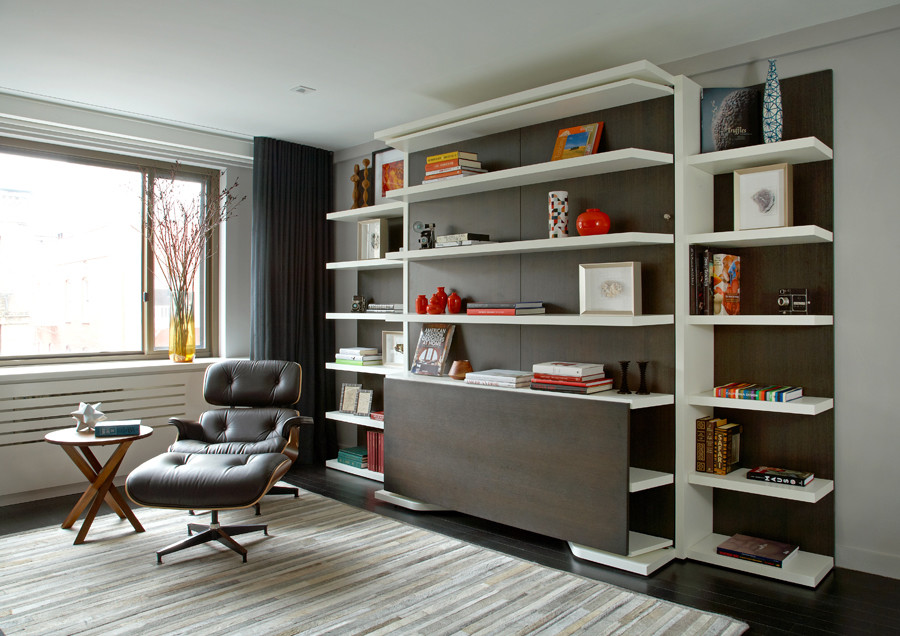 Immagine di un ufficio minimalista di medie dimensioni con pareti grigie, parquet scuro e scrivania incassata