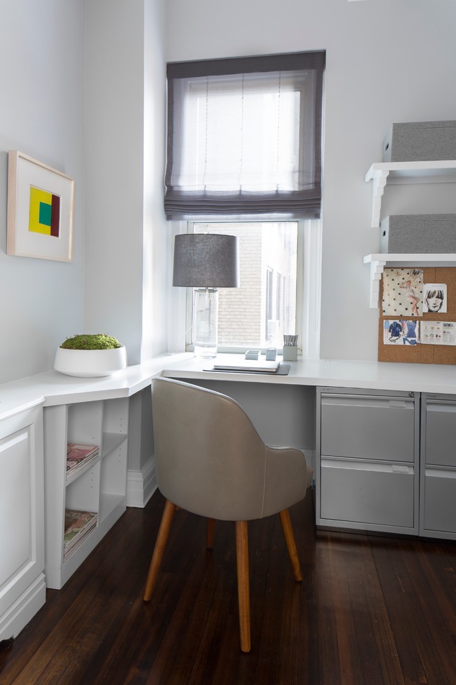 Idée de décoration pour un petit bureau design avec un mur gris et un bureau intégré.