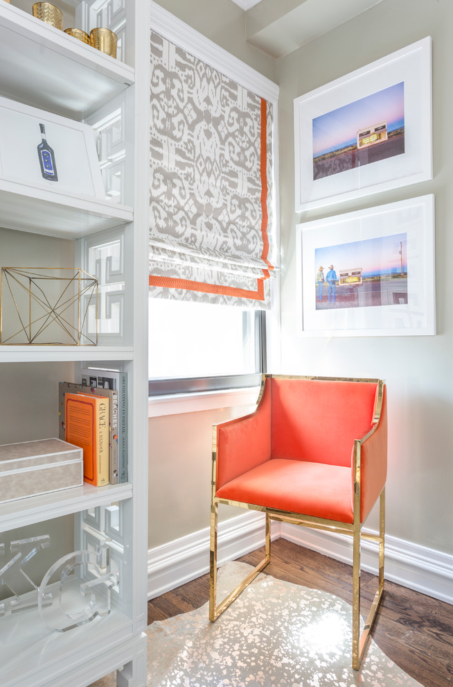 Imagen de despacho clásico renovado de tamaño medio sin chimenea con paredes beige, suelo de madera oscura, escritorio independiente y suelo marrón