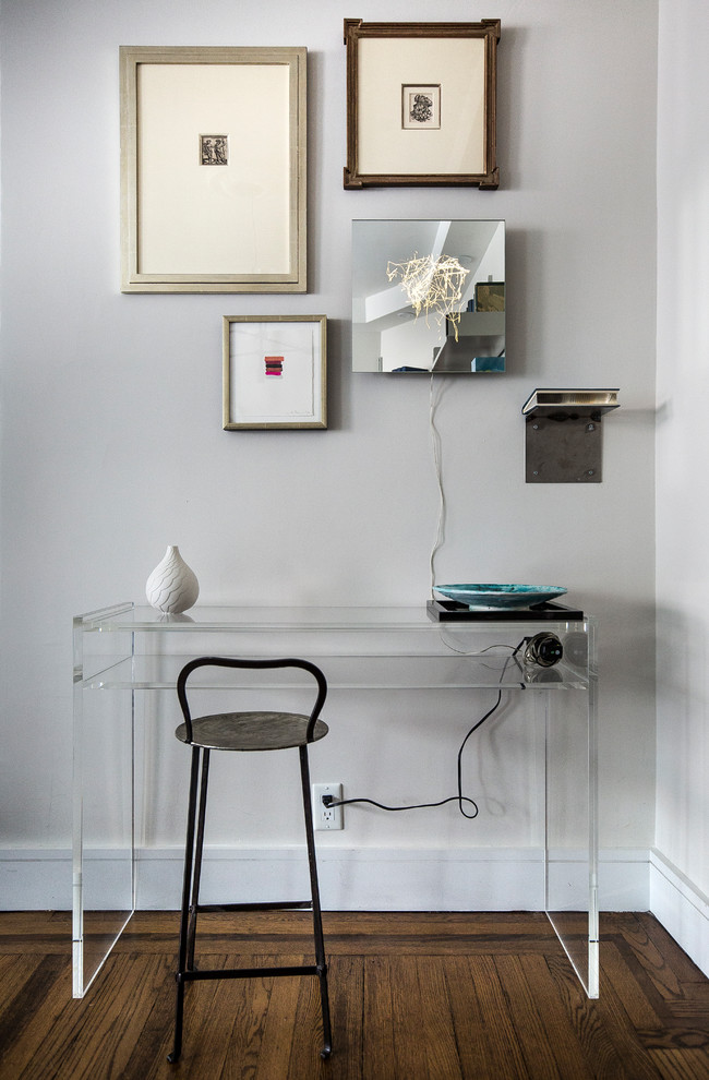 Esempio di un piccolo ufficio classico con pareti bianche, parquet scuro, nessun camino e scrivania autoportante
