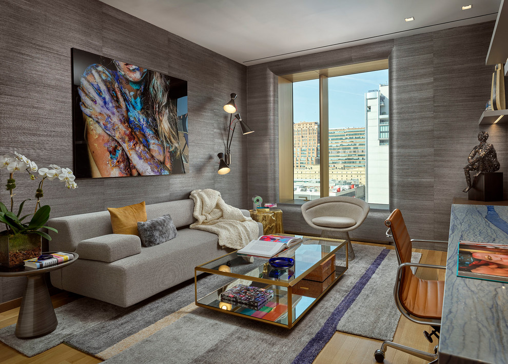 Modernes Arbeitszimmer ohne Kamin mit grauer Wandfarbe und hellem Holzboden in New York