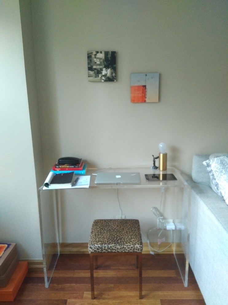 Inspiration pour un petit bureau bohème de type studio avec un mur beige, parquet foncé, aucune cheminée, un bureau indépendant et un sol marron.