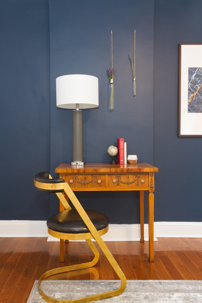 Esempio di un piccolo ufficio nordico con pareti blu, pavimento in legno massello medio, nessun camino, scrivania autoportante e pavimento marrone