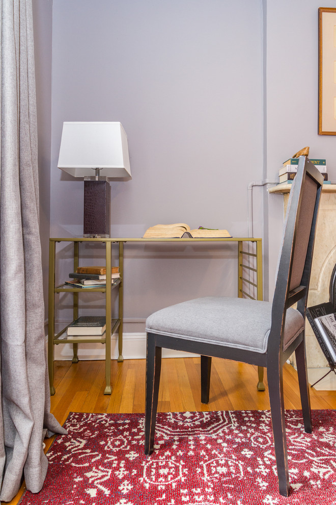 Imagen de despacho escandinavo pequeño con paredes azules, suelo de madera en tonos medios, todas las chimeneas, marco de chimenea de baldosas y/o azulejos, escritorio independiente y suelo marrón