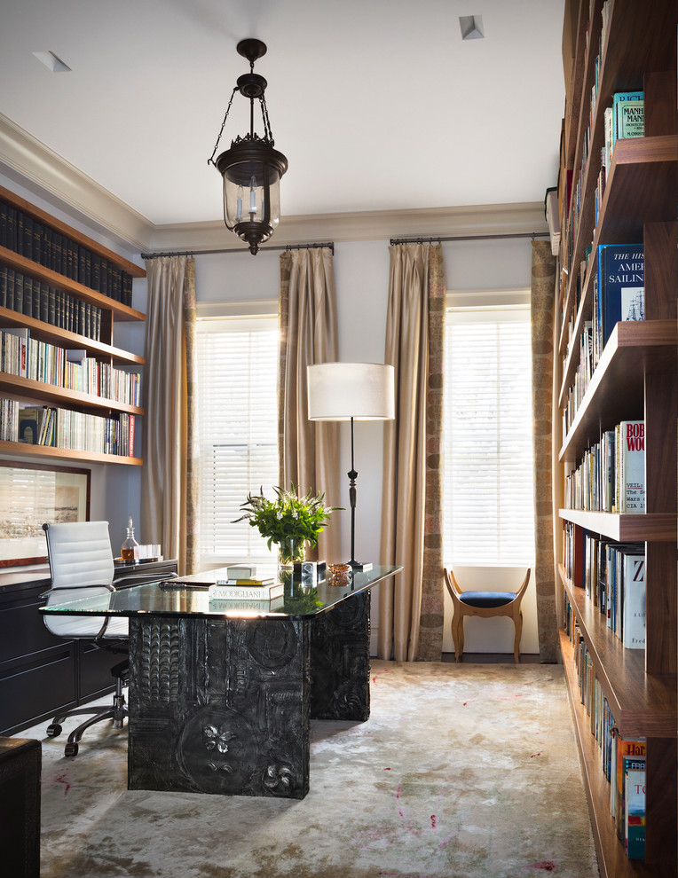 Imagen de despacho clásico renovado con paredes blancas, moqueta y escritorio independiente