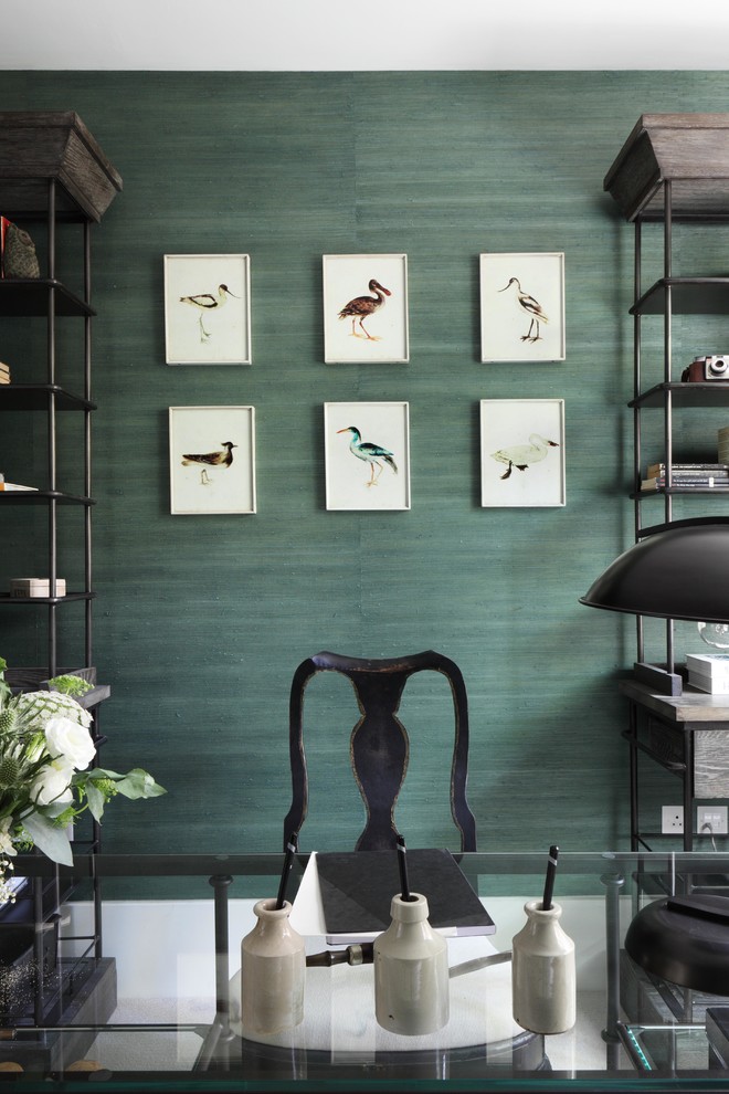 Modernes Arbeitszimmer mit Arbeitsplatz, grüner Wandfarbe und freistehendem Schreibtisch in London