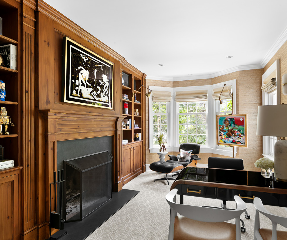 Mittelgroßes Klassisches Arbeitszimmer mit Teppichboden, Kamin, freistehendem Schreibtisch, Tapetenwänden, beiger Wandfarbe und grauem Boden in New York