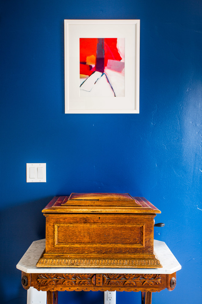 Immagine di un ufficio boho chic con pareti blu, moquette, nessun camino, scrivania autoportante e pavimento beige