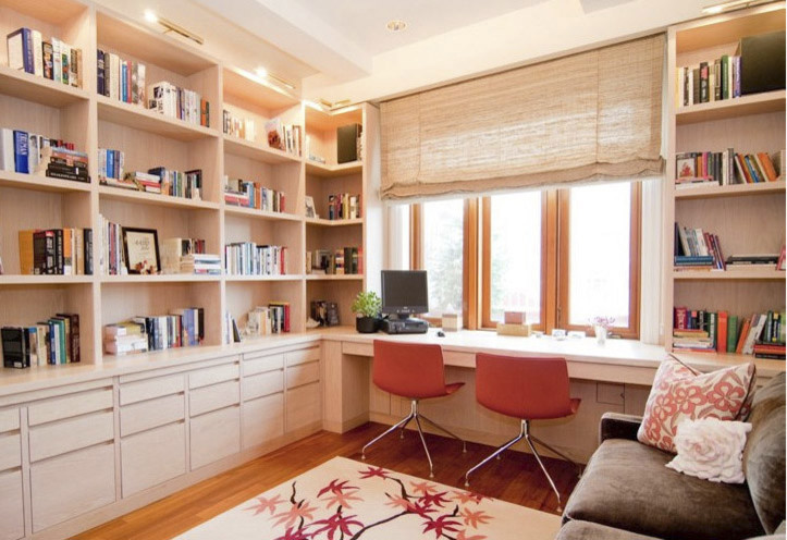 Ejemplo de despacho clásico renovado de tamaño medio con paredes beige, suelo de madera oscura y escritorio empotrado