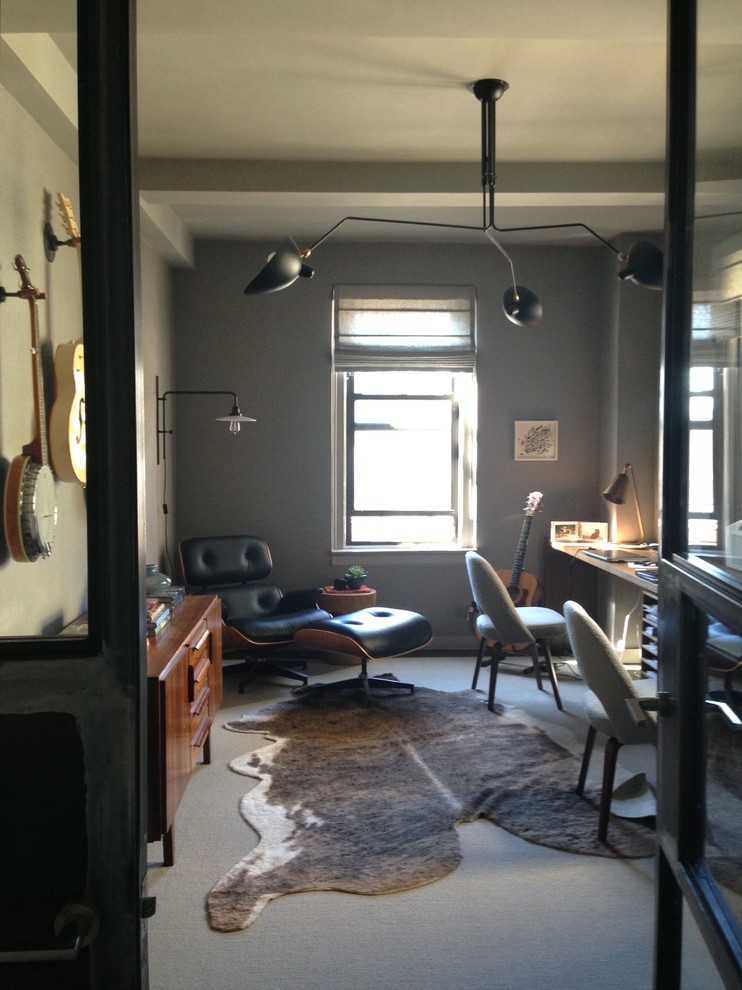Immagine di un ufficio boho chic di medie dimensioni con pareti grigie, moquette, nessun camino e scrivania incassata