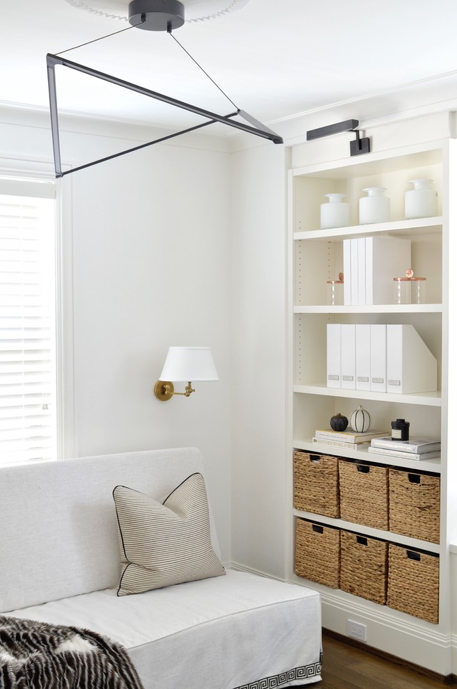 Ejemplo de despacho contemporáneo pequeño con paredes blancas, suelo de madera en tonos medios, escritorio independiente y suelo marrón