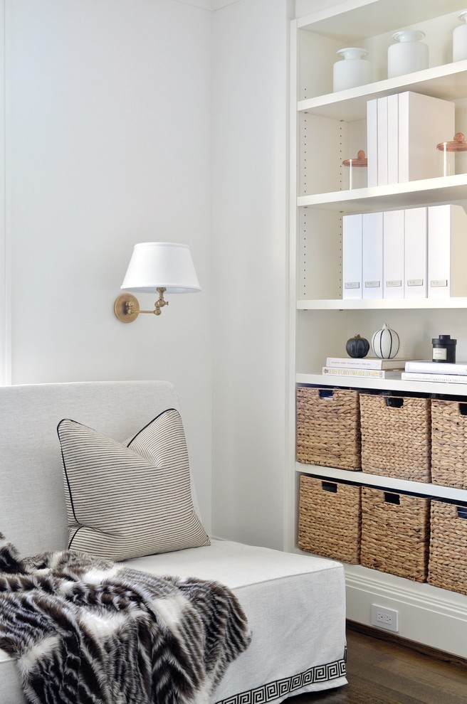 Inspiration pour un petit bureau design avec un mur blanc, un sol en bois brun, un bureau indépendant et un sol marron.