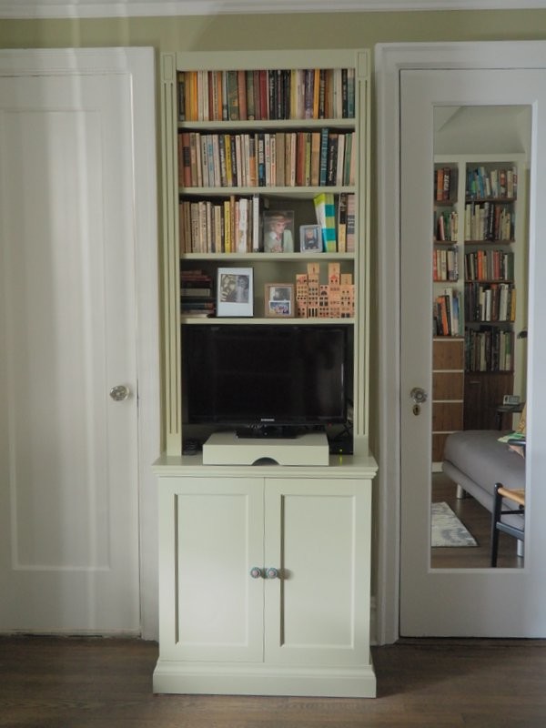 Foto di uno studio contemporaneo di medie dimensioni con libreria, pavimento in legno massello medio, nessun camino e scrivania incassata
