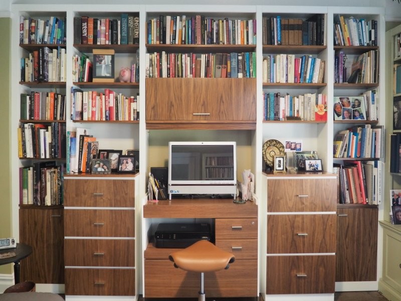 Réalisation d'un bureau design de taille moyenne avec une bibliothèque ou un coin lecture, un sol en bois brun, aucune cheminée et un bureau intégré.