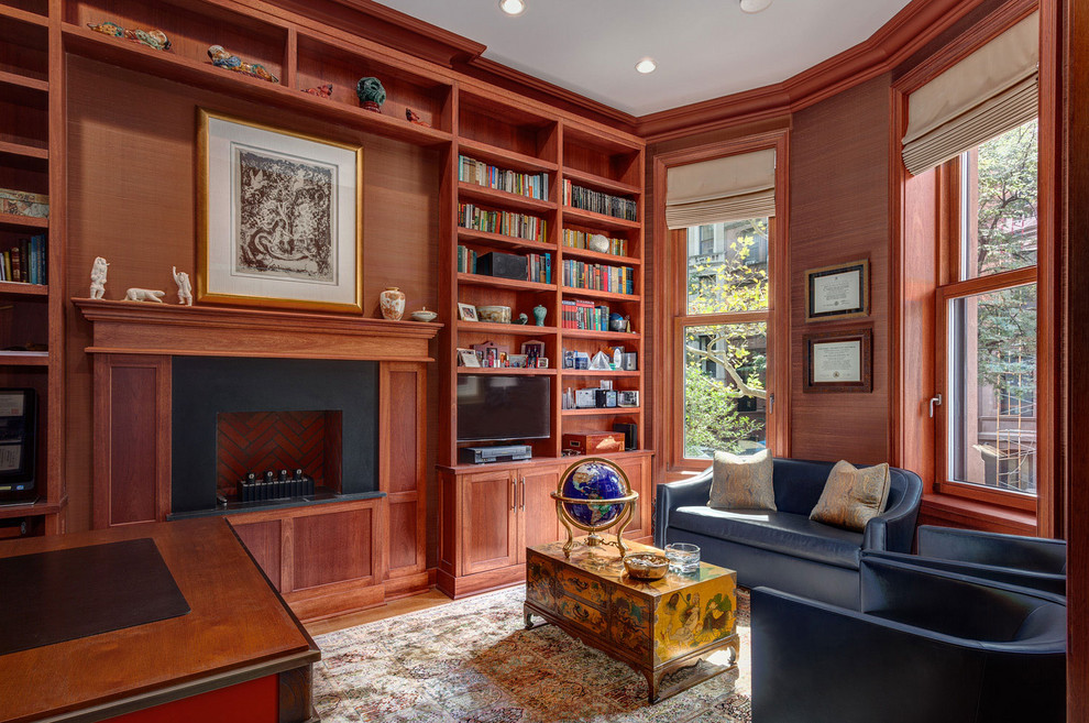 Exemple d'un grand bureau chic avec un mur marron, parquet clair, une cheminée standard, un manteau de cheminée en carrelage, un bureau indépendant et un sol beige.