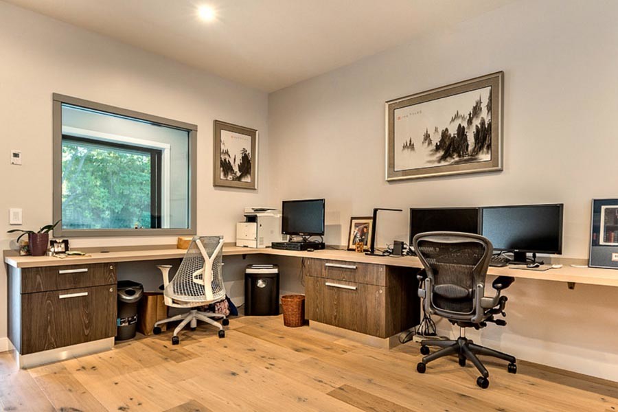Exempel på ett mellanstort modernt arbetsrum, med grå väggar, ljust trägolv, ett inbyggt skrivbord och brunt golv