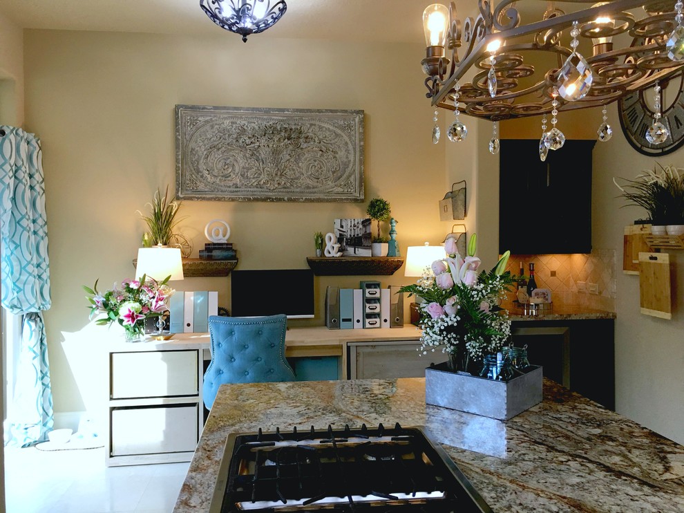 Foto di un piccolo ufficio tradizionale con pareti beige, pavimento in marmo, nessun camino, scrivania incassata e pavimento bianco