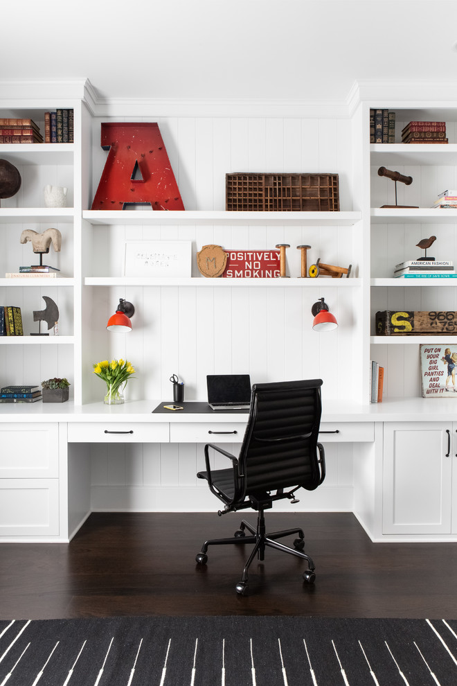 ニューヨークにあるラグジュアリーな広いカントリー風のおしゃれな書斎 (造り付け机、白い壁、濃色無垢フローリング、茶色い床) の写真