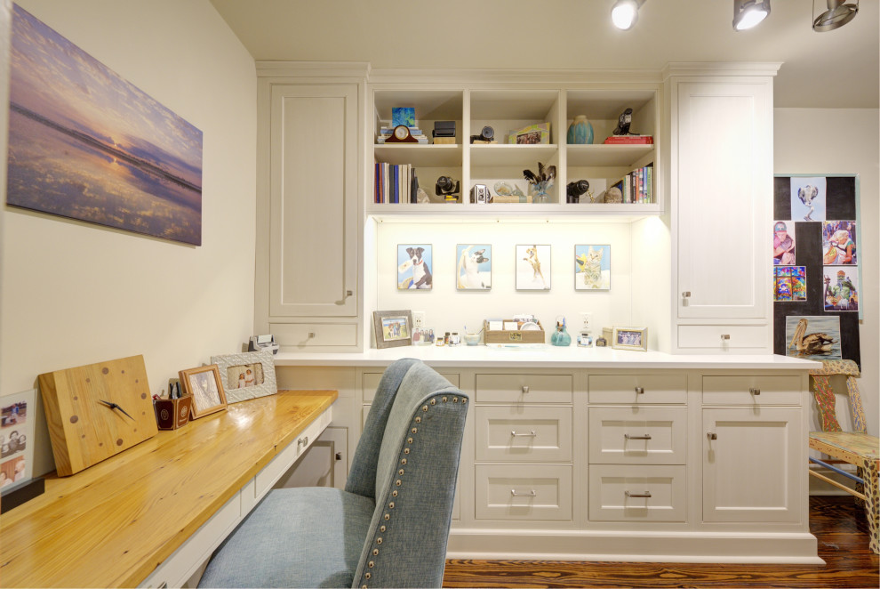 Inspiration för små klassiska hemmastudior, med vita väggar, mellanmörkt trägolv och ett inbyggt skrivbord