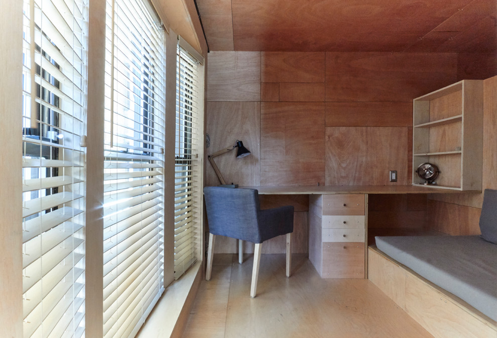 Idéer för att renovera ett litet funkis hemmastudio, med beige väggar, plywoodgolv, ett inbyggt skrivbord och beiget golv