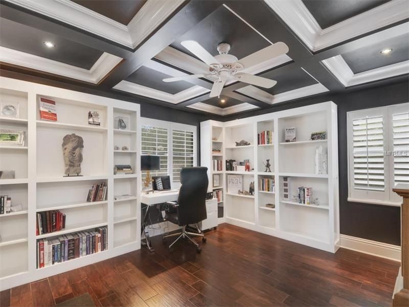 Immagine di un ufficio chic con pareti grigie, pavimento in gres porcellanato e scrivania autoportante