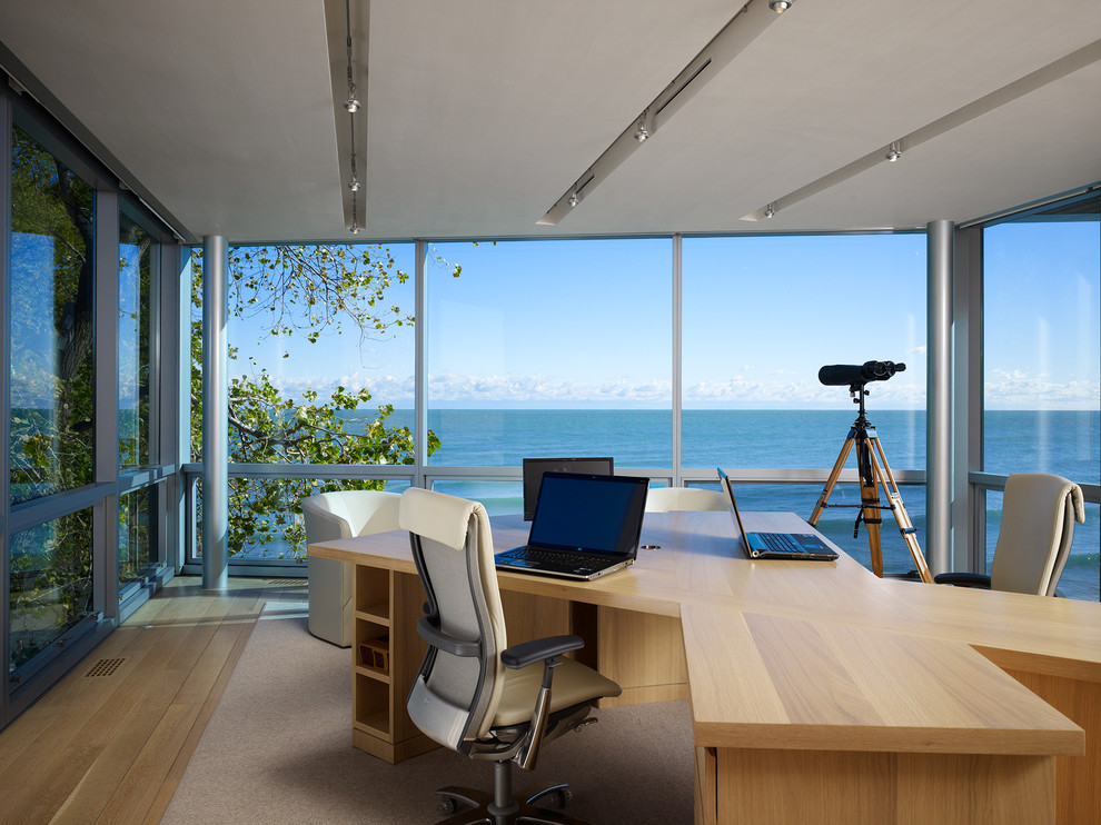 Modernes Arbeitszimmer mit Arbeitsplatz, hellem Holzboden und freistehendem Schreibtisch in Chicago