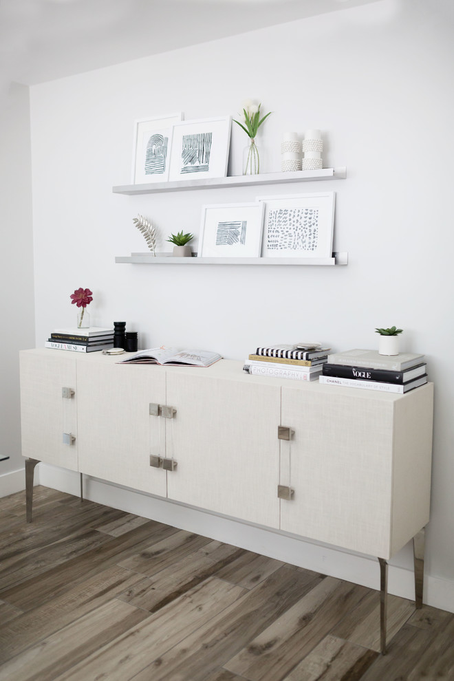 Modelo de despacho tradicional renovado de tamaño medio sin chimenea con paredes blancas, suelo de baldosas de porcelana, escritorio independiente y suelo gris
