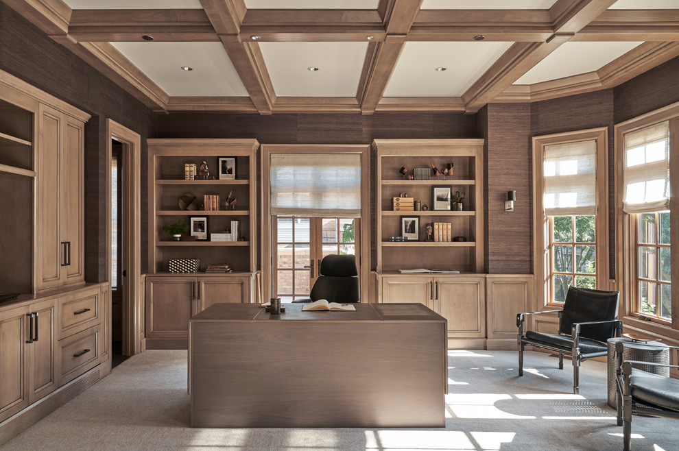 Inspiration pour un bureau traditionnel avec un mur marron, moquette, aucune cheminée, un bureau indépendant et un sol gris.