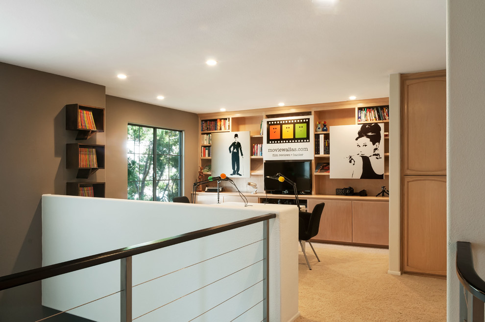 Cette photo montre un bureau tendance de taille moyenne et de type studio avec un mur gris, moquette, un bureau indépendant, aucune cheminée et un sol beige.