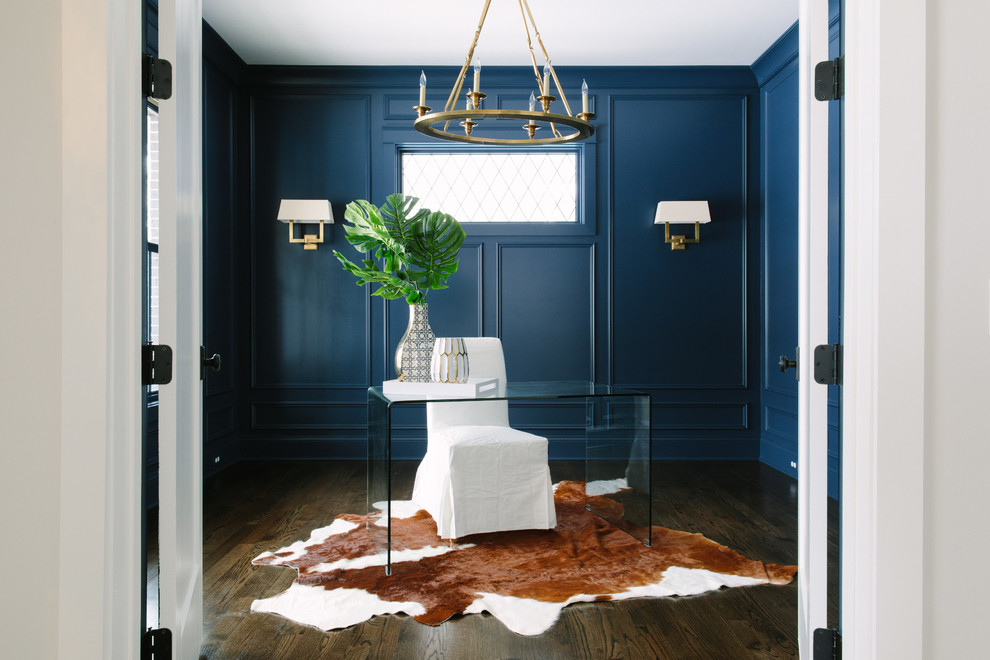 Immagine di un ufficio boho chic di medie dimensioni con pareti blu, parquet scuro e scrivania autoportante
