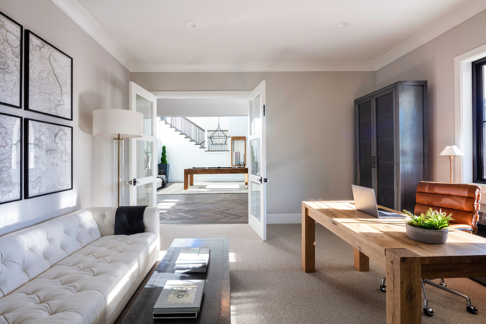 Réalisation d'un bureau champêtre de taille moyenne avec un mur gris, moquette, un bureau indépendant et un sol gris.