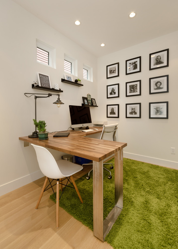 Idées déco pour un petit bureau contemporain avec un mur blanc, parquet clair, aucune cheminée et un bureau indépendant.