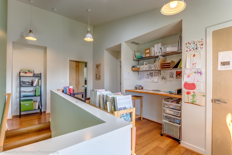 Kleines Modernes Nähzimmer mit weißer Wandfarbe, Bambusparkett und Einbau-Schreibtisch in Portland
