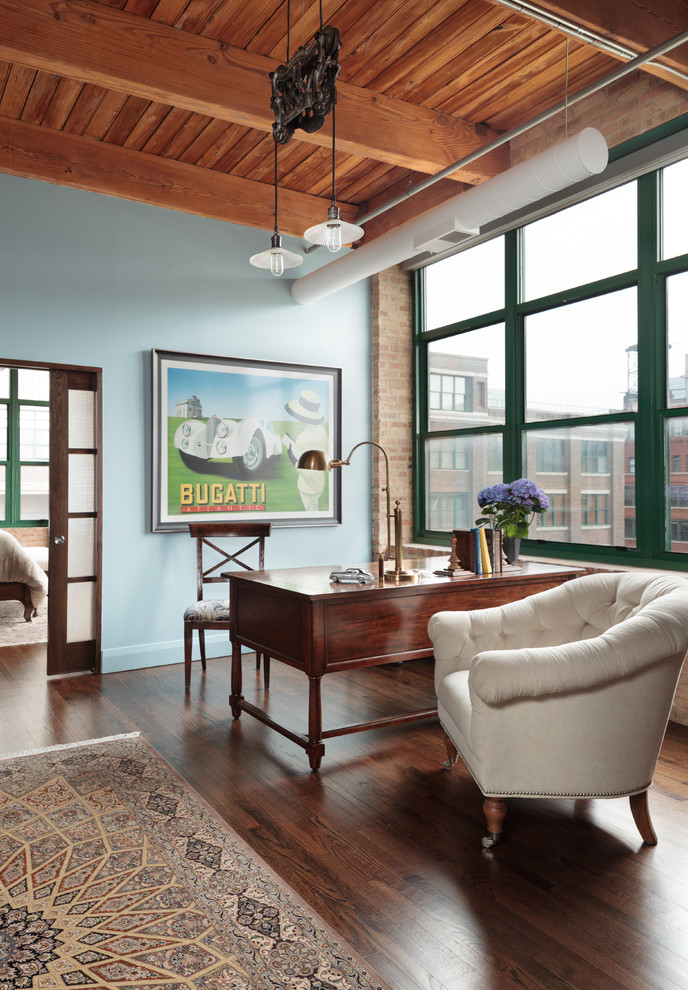 Idée de décoration pour un bureau urbain avec un mur bleu, parquet foncé, un bureau indépendant et un sol marron.