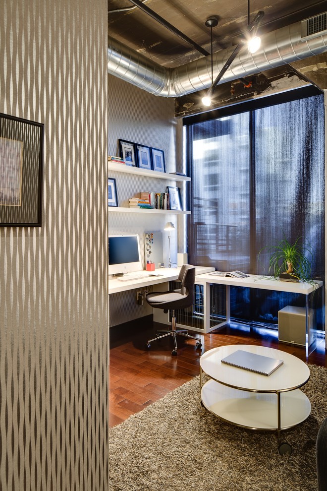 ミネアポリスにあるインダストリアルスタイルのおしゃれなホームオフィス・書斎 (濃色無垢フローリング、造り付け机) の写真